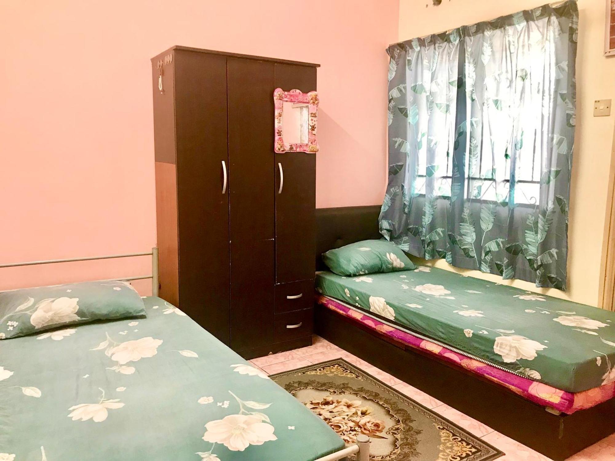 Isyfaq 4 Bedroom & 3 Bathroom Rumah percutian *